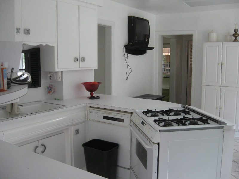 3746 Fairview Ave - Photo 5 of 18