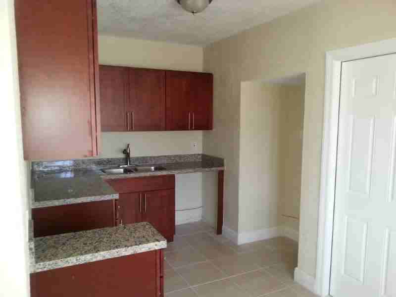 1008 W Bloxham St - Photo 3 of 6