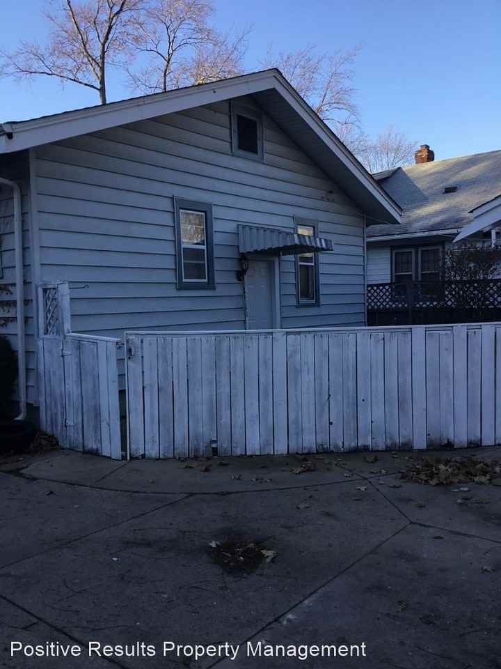 1721 N Court St - Photo 3 of 21