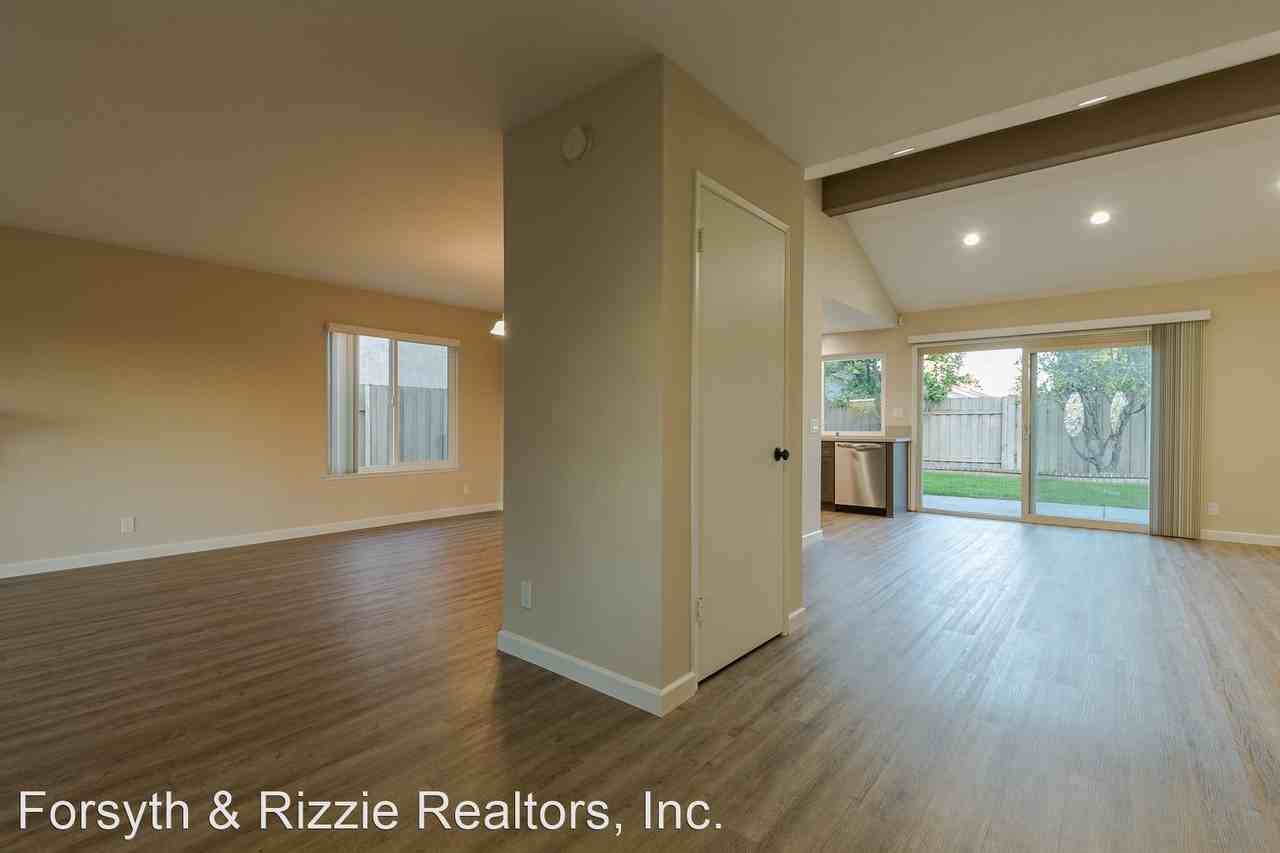 2140 Camelot Way - Photo 3 of 24