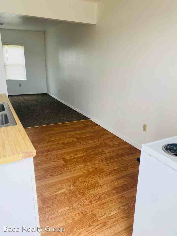 211 S Pecan St - Photo 2 of 9