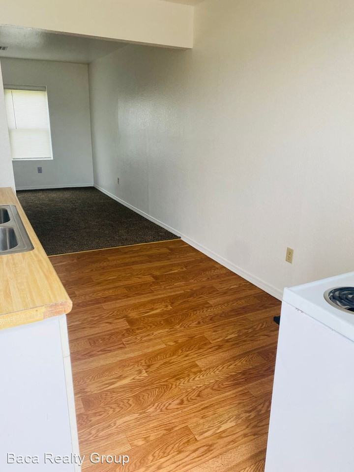 211 S Pecan St - Photo 3 of 9