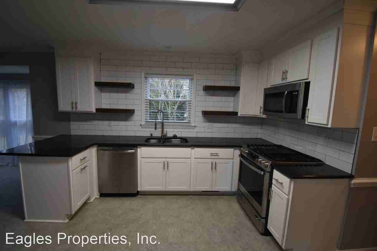 305 Smith Pl - Photo 3 of 12