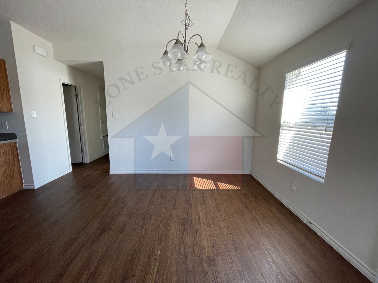 1537 Justin Loop - Photo 3 of 16