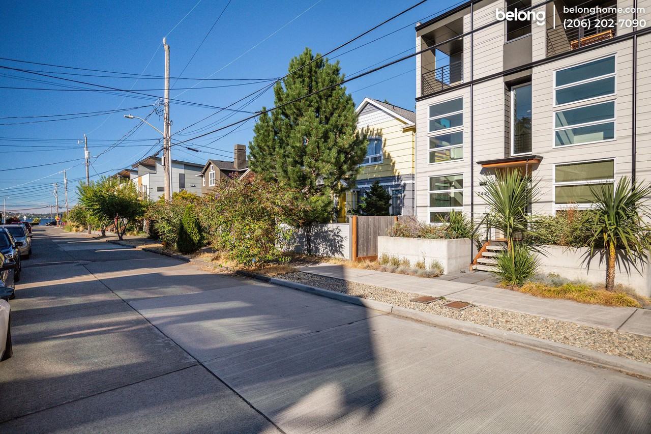 2440 55th Ave Sw - Photo 2 of 42