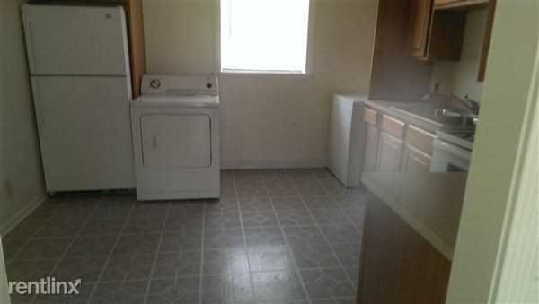 Holladay Square Redwood Apartments - Photo 2 of 6