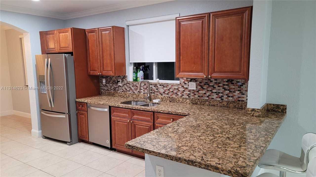 960 Nw 204th St #960 - Photo 3 of 8