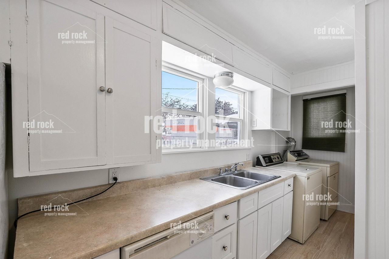 1517 E Bridgeport Ave #1 - Photo 4 of 23