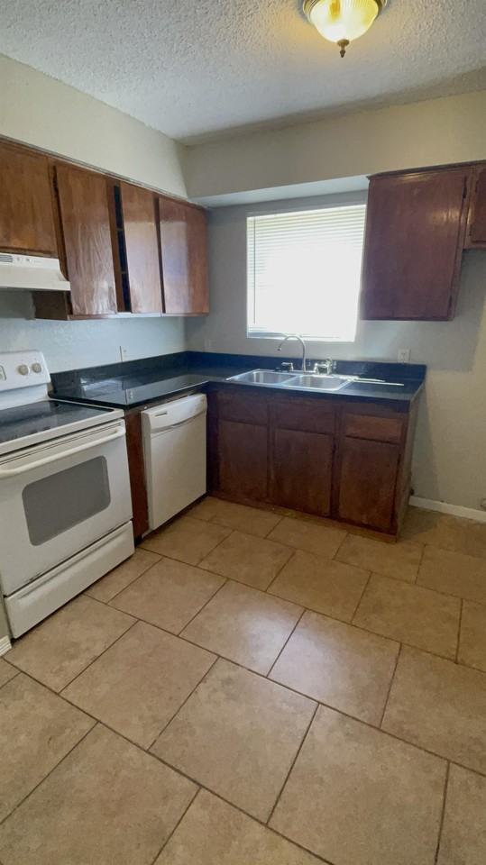 921 Nw Summercrest Blvd Apt A #1 - Photo 2 of 30