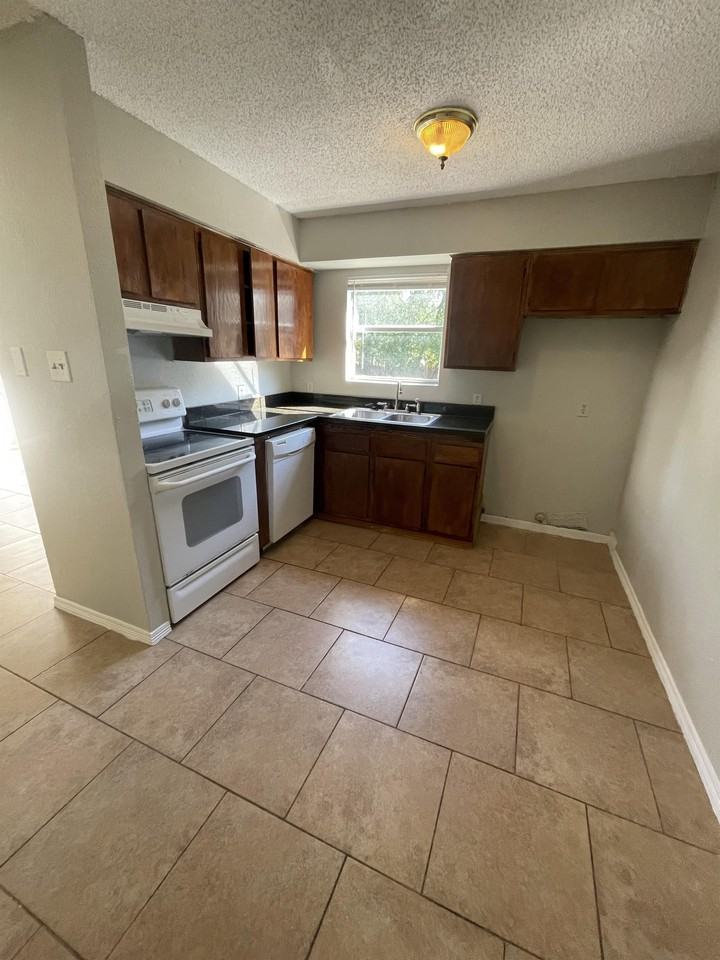 921 Nw Summercrest Blvd Apt A #1 - Photo 3 of 30