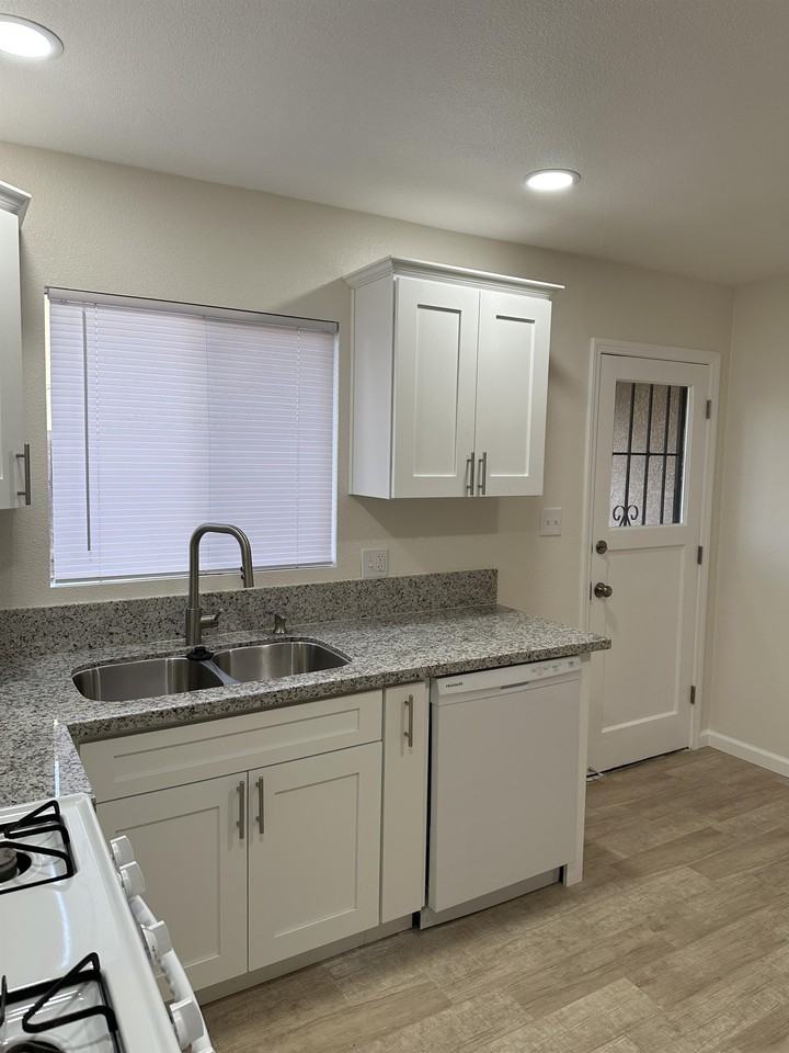 4321 W Myrtle Ave #4323 - Photo 2 of 14