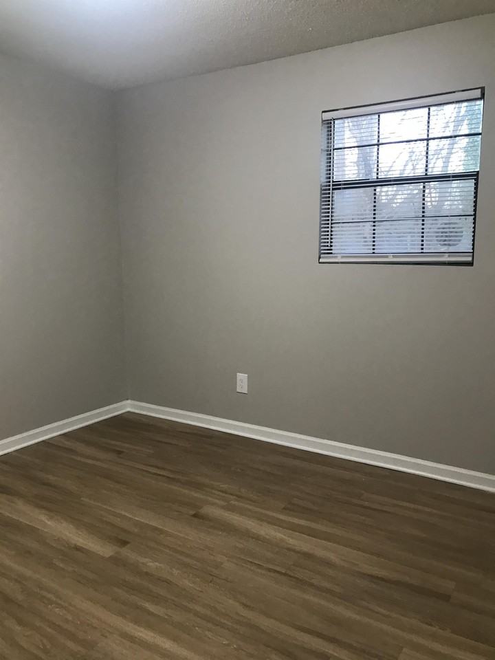 2509 Green Oaks Ct #C - Photo 5 of 9
