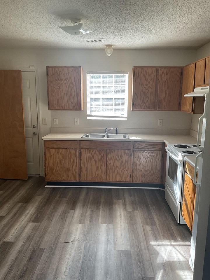 1102 Carver Cir #A - Photo 4 of 7