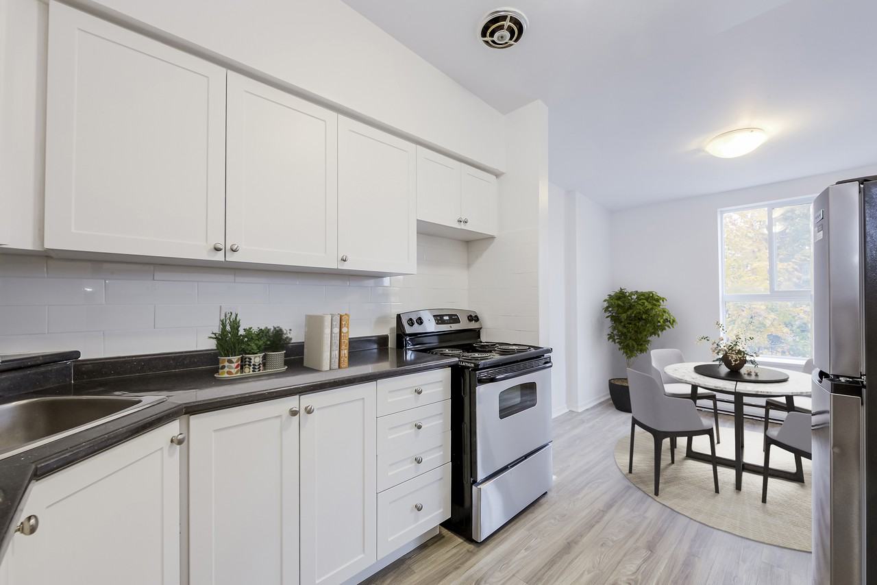 Dundas Court Apartments 711 & 711 Dundas Street West, Whitby, ON L1N