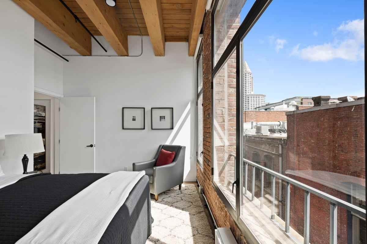 318 1st Ave S - Photo 3 of 25