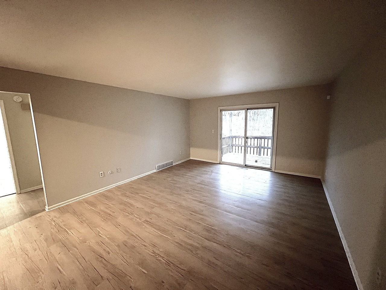 2074 Andrew St Se - Photo 3 of 21