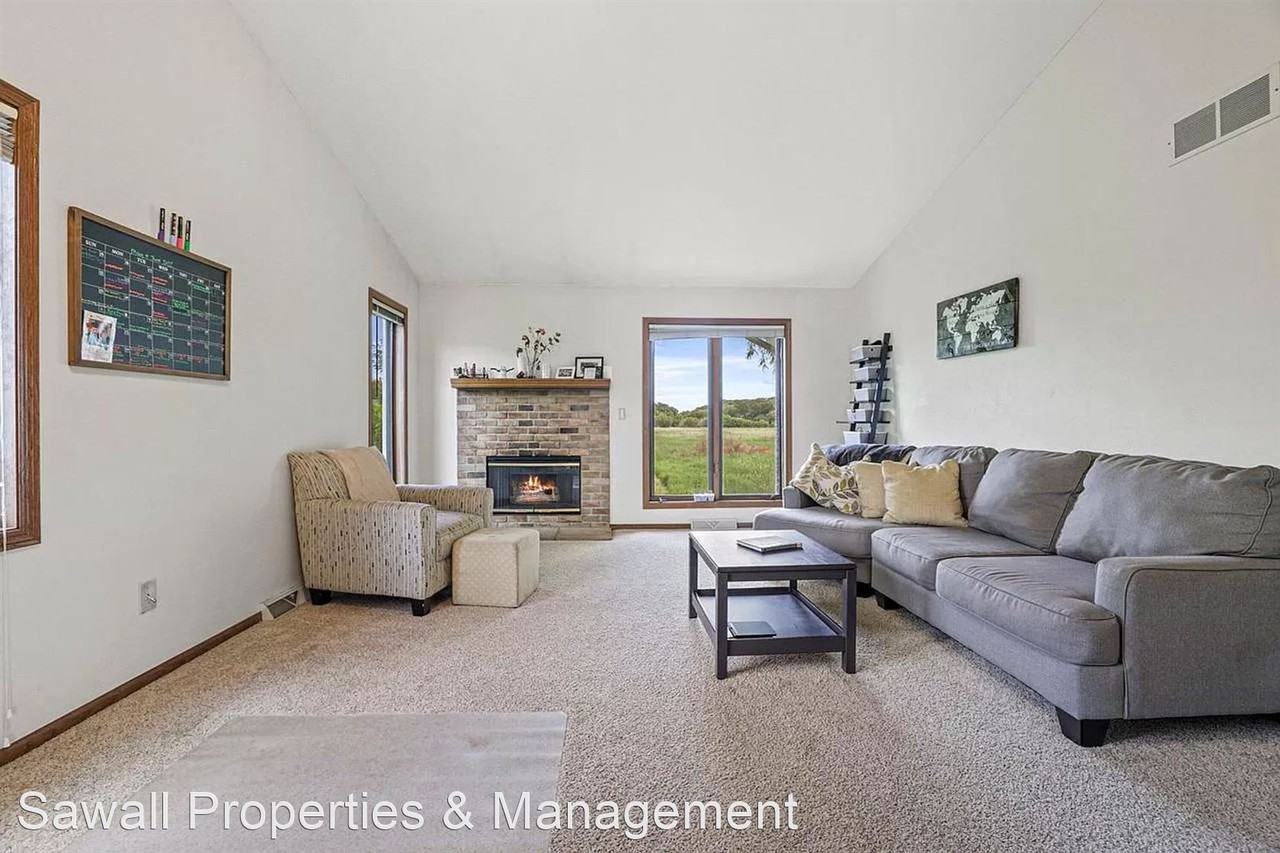 1023, 1025 Lochtyn Ridge - Photo 3 of 13