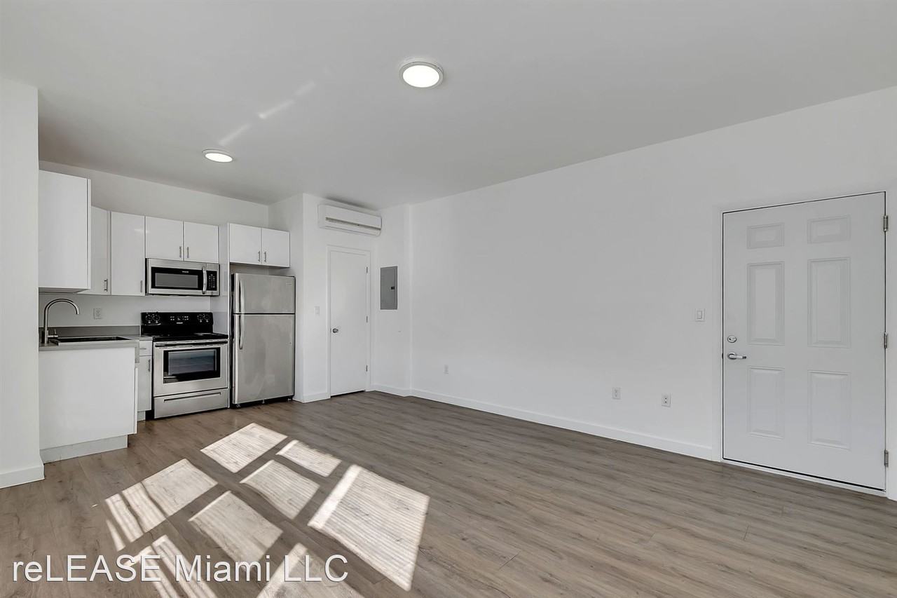 Stadium 402 - Photo 3 of 21