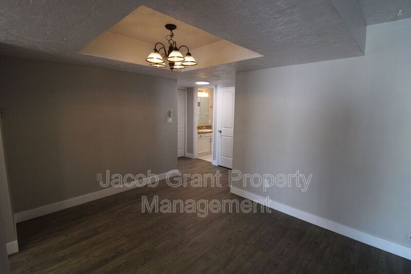 1430 Vega Cir - Photo 4 of 14