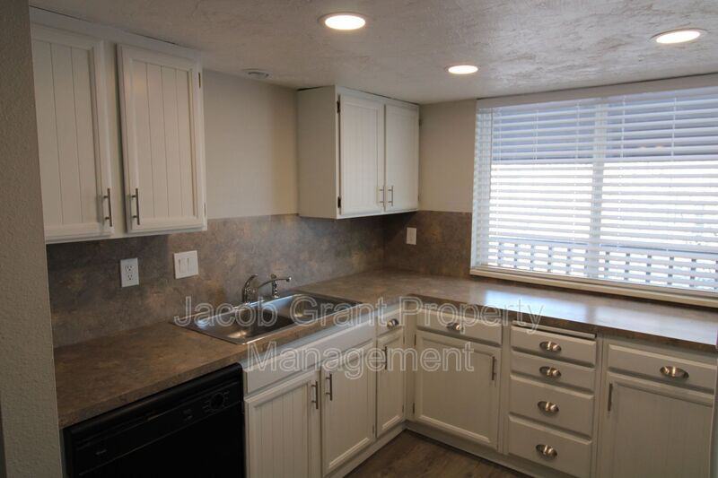 1430 Vega Cir - Photo 3 of 14