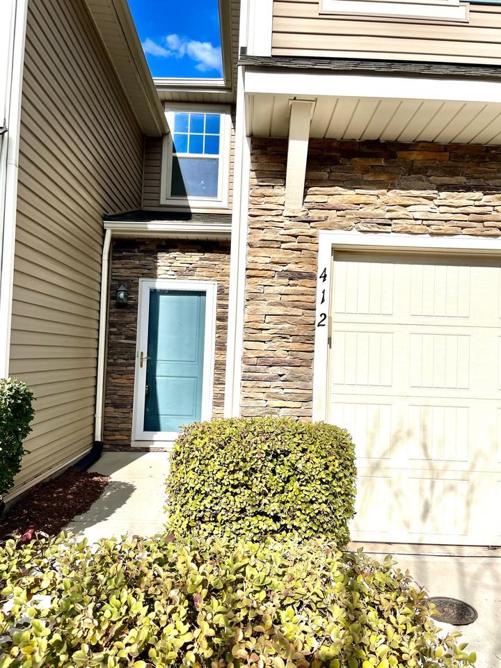 412 Shakespeare Dr - Photo 2 of 18