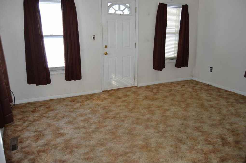 914 4th Ave - Photo 3 of 10