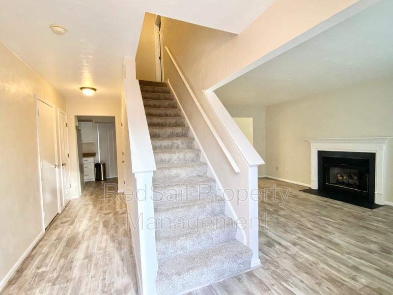 506 Parliament Ln - Photo 4 of 17