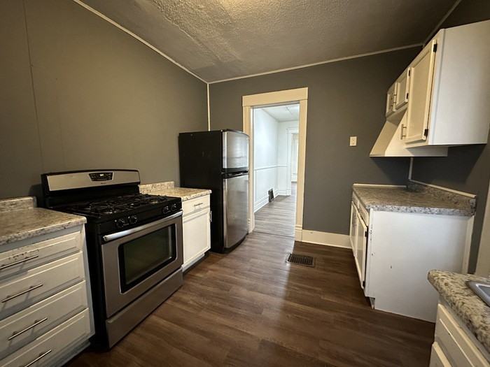1009 Oak St - Photo 2 of 17