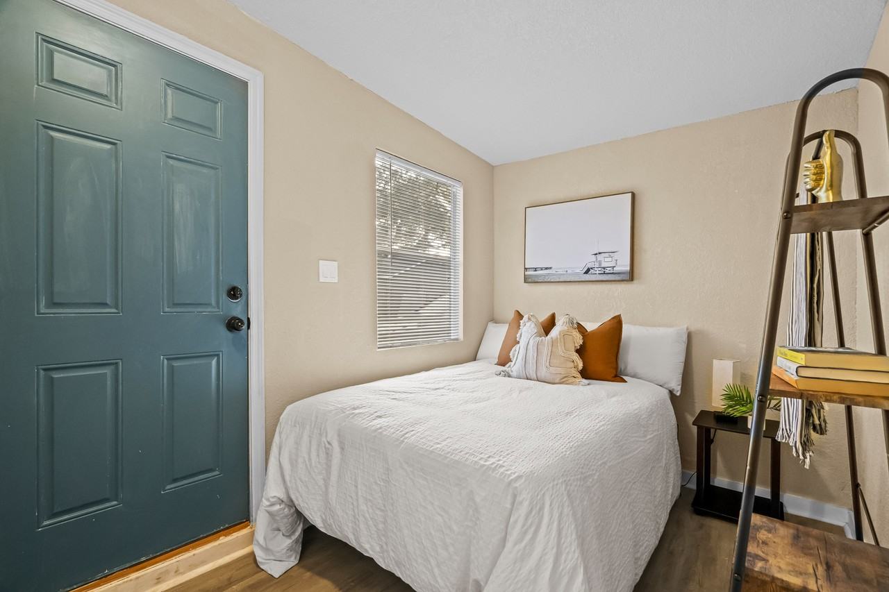 East Osborne Avenue - Photo 7 of 8