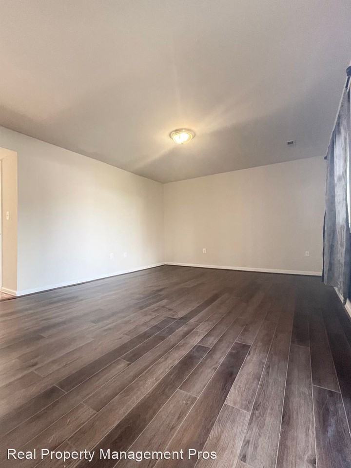 2216 Fort Pickens Ct - Photo 2 of 15