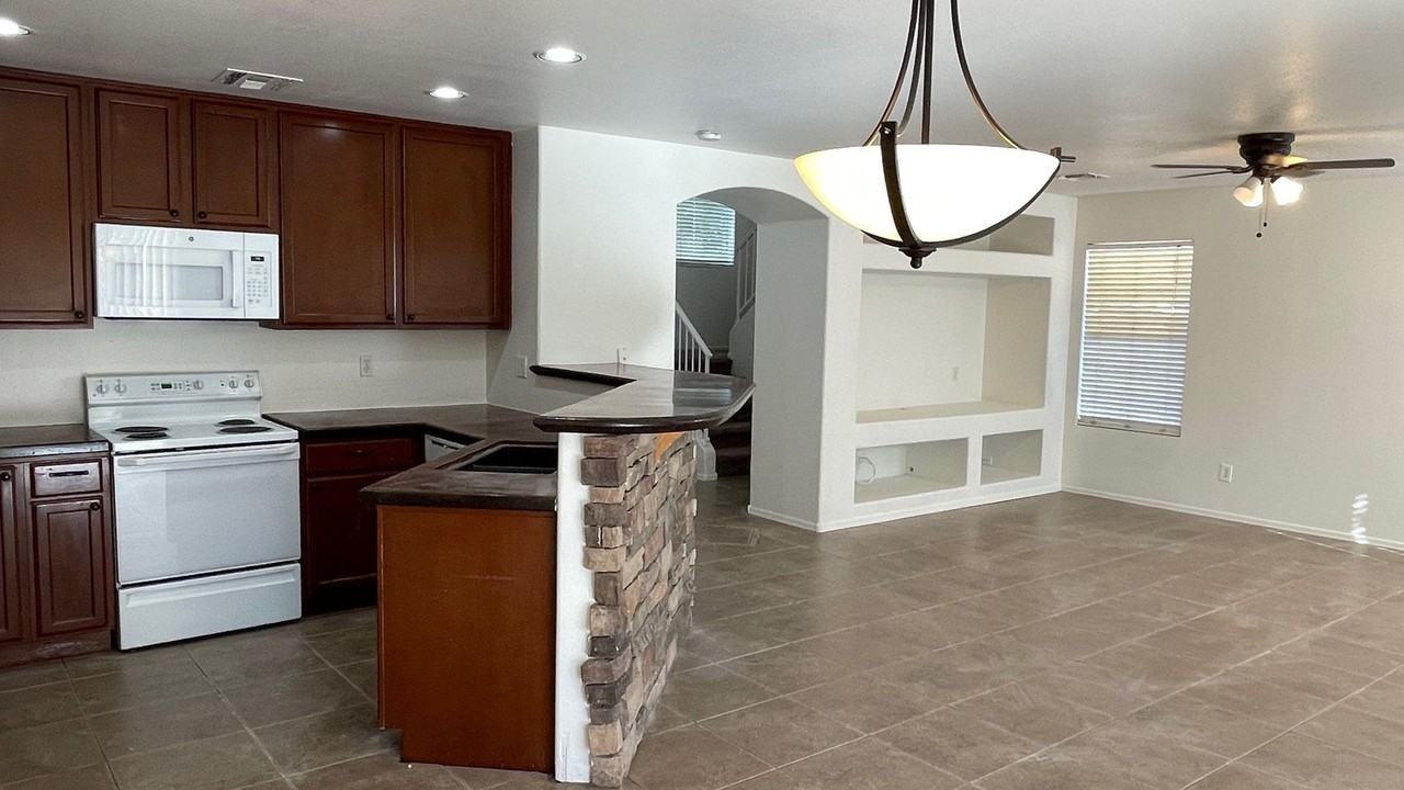 15447 W Evans Dr - Photo 3 of 29