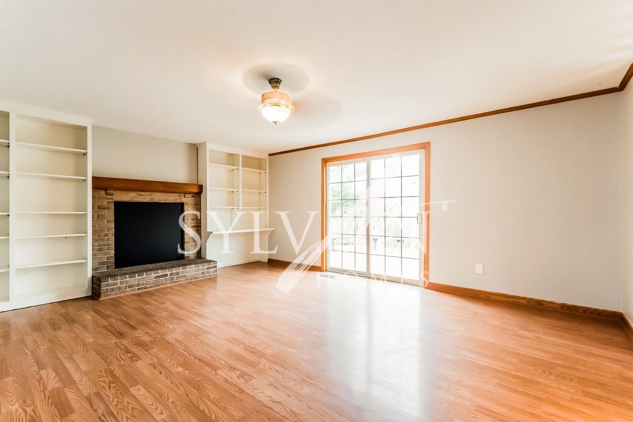 9656 Meadow Wood Dr - Photo 3 of 15