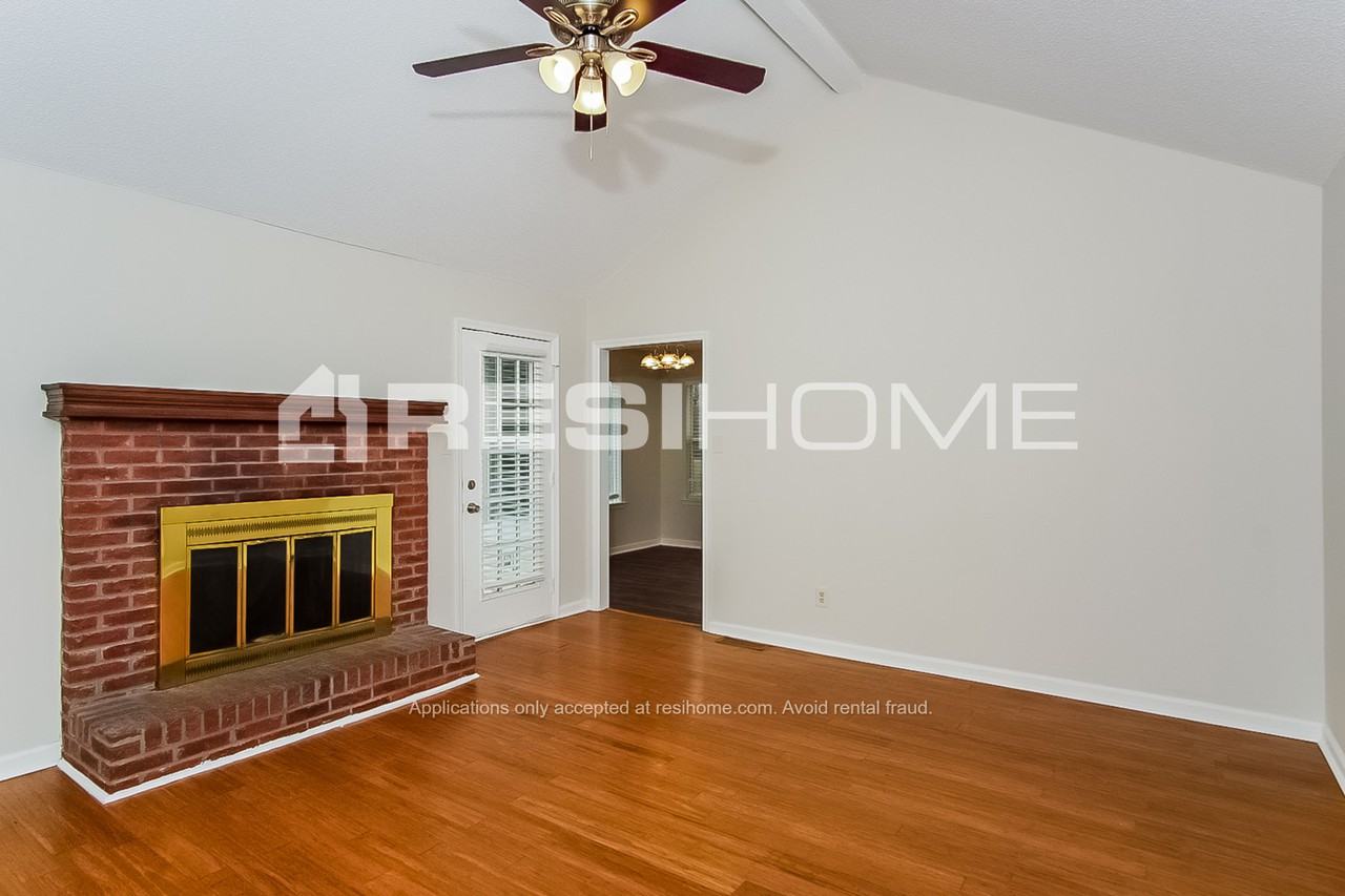 126 Amberwood Dr - Photo 3 of 18