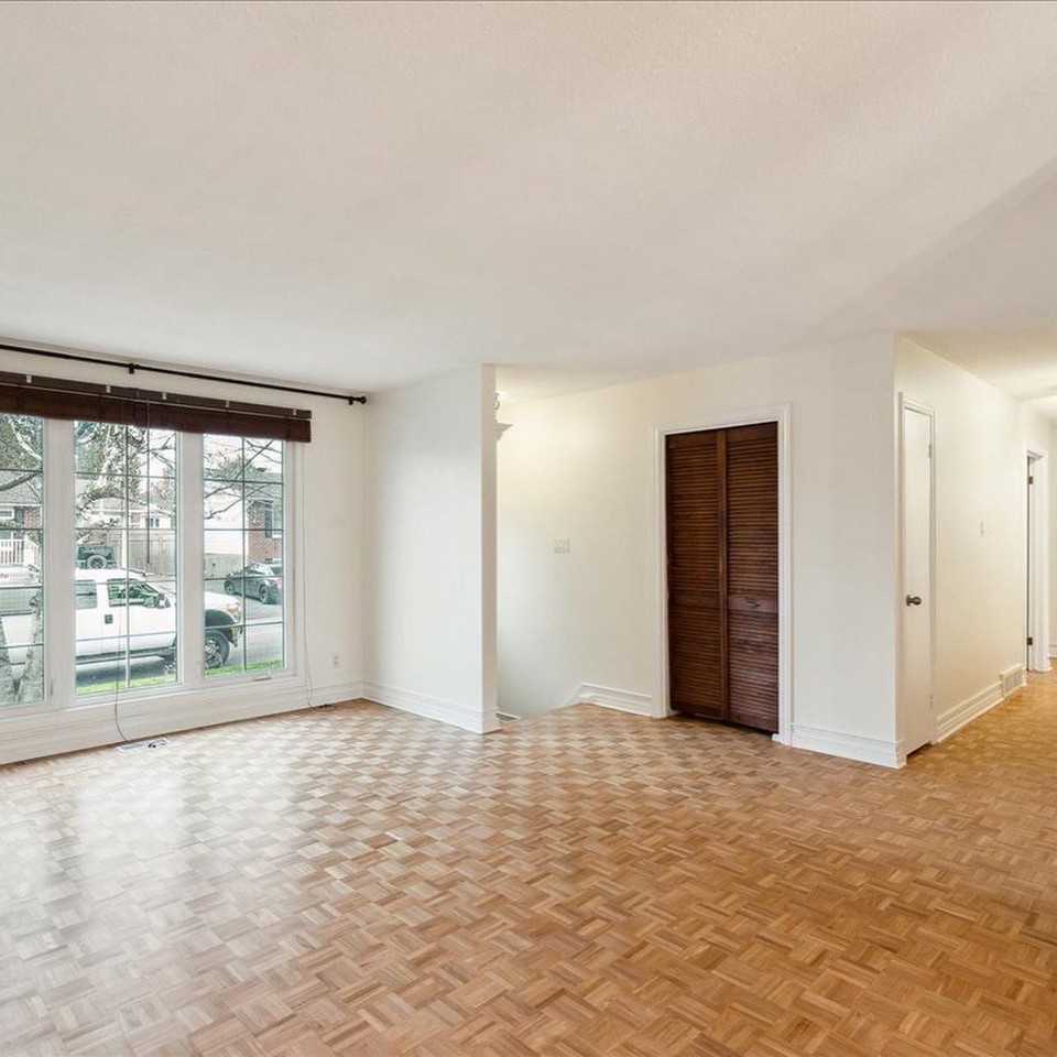 32 Uxbridge Crescent #A - Photo 2 of 10