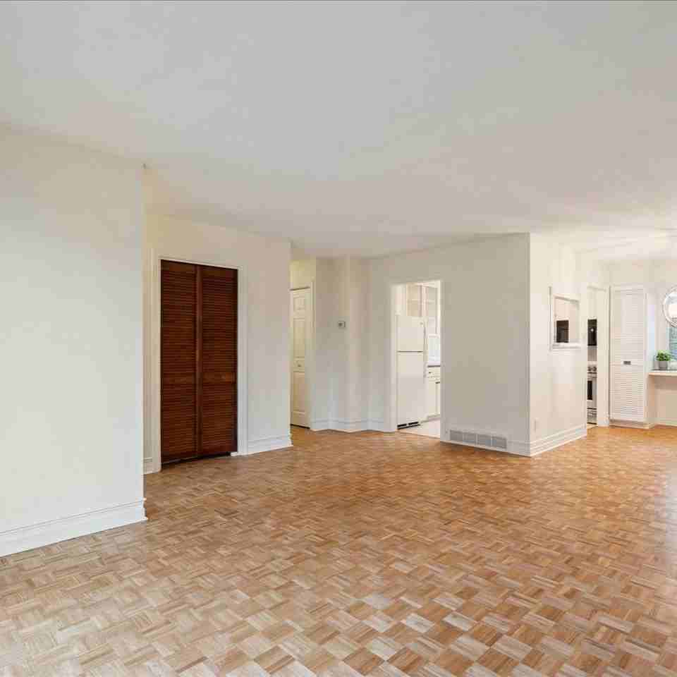 32 Uxbridge Crescent #A - Photo 3 of 10