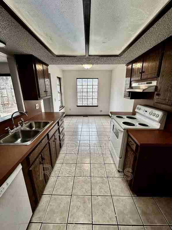 7000 Woodlake Dr - Photo 3 of 9