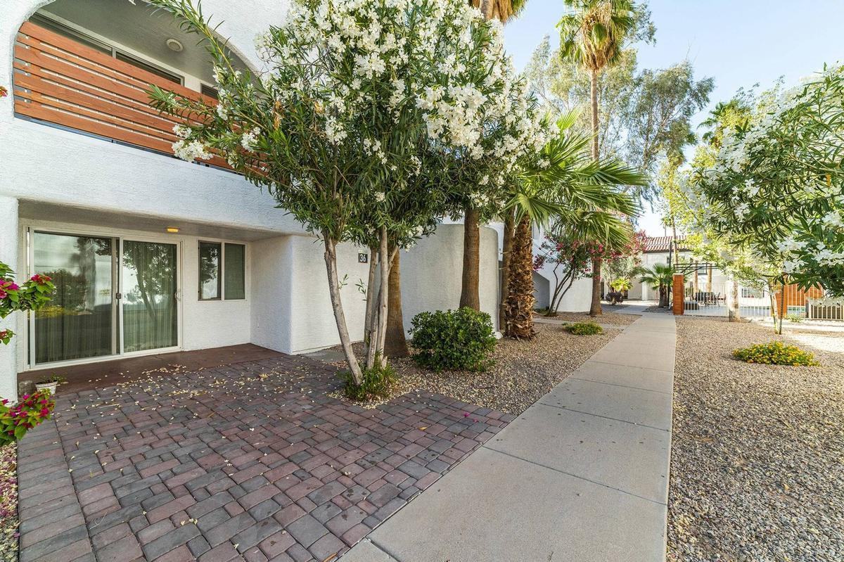 1926 N Avenida De Palmas