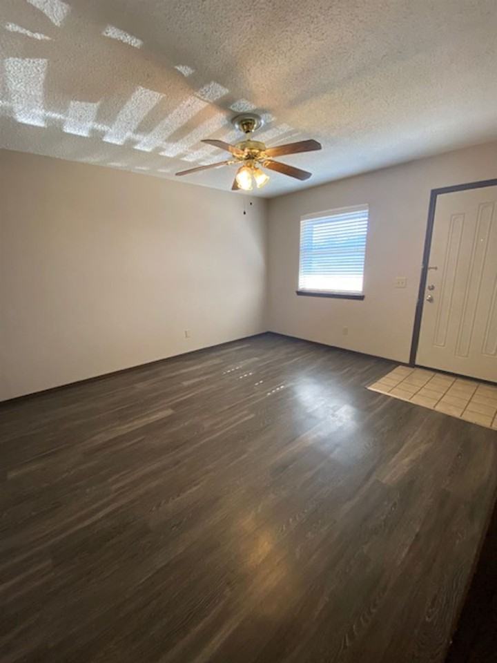 421 SE A St - Photo 2 of 12