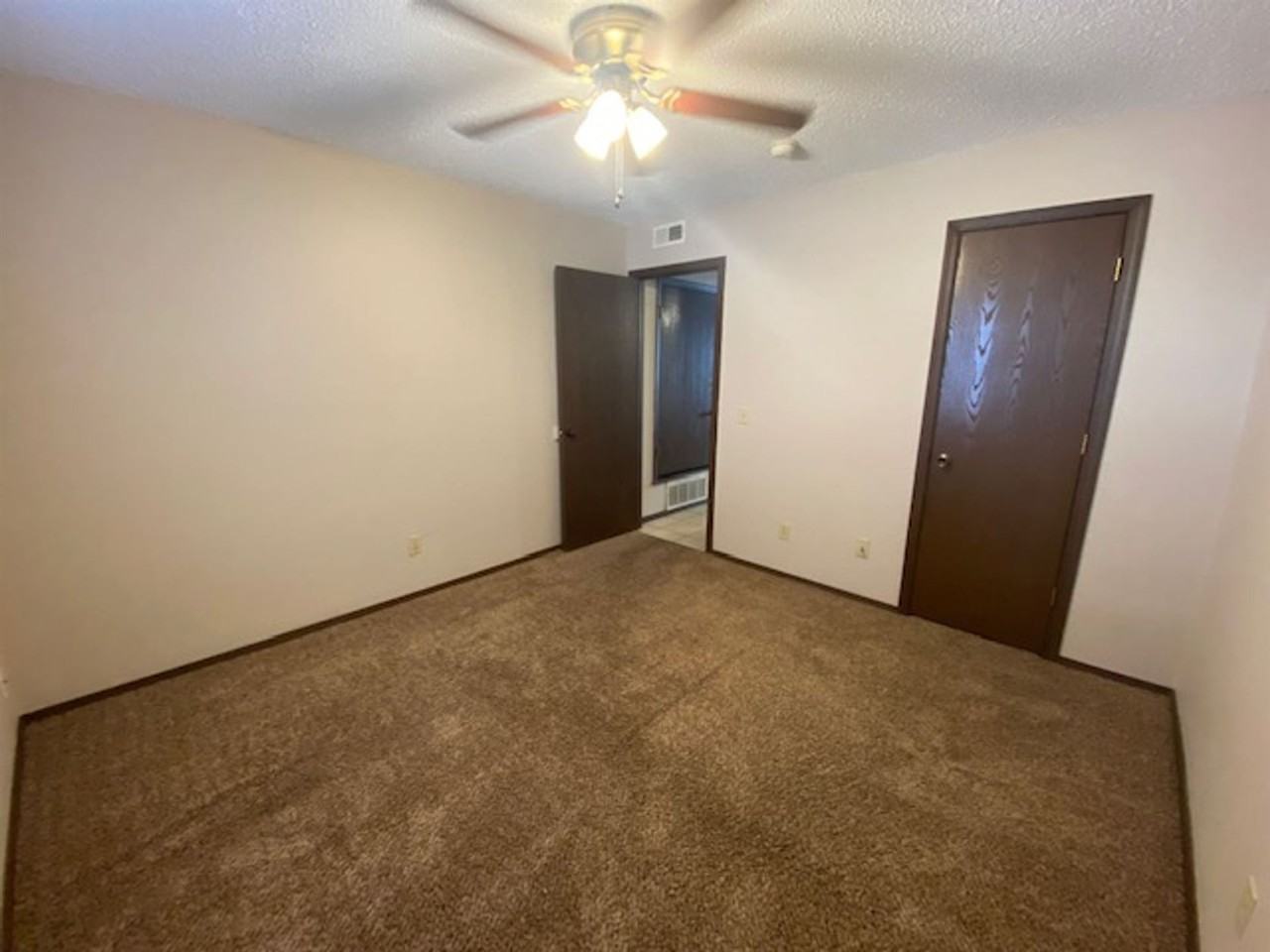 421 SE A St - Photo 3 of 12