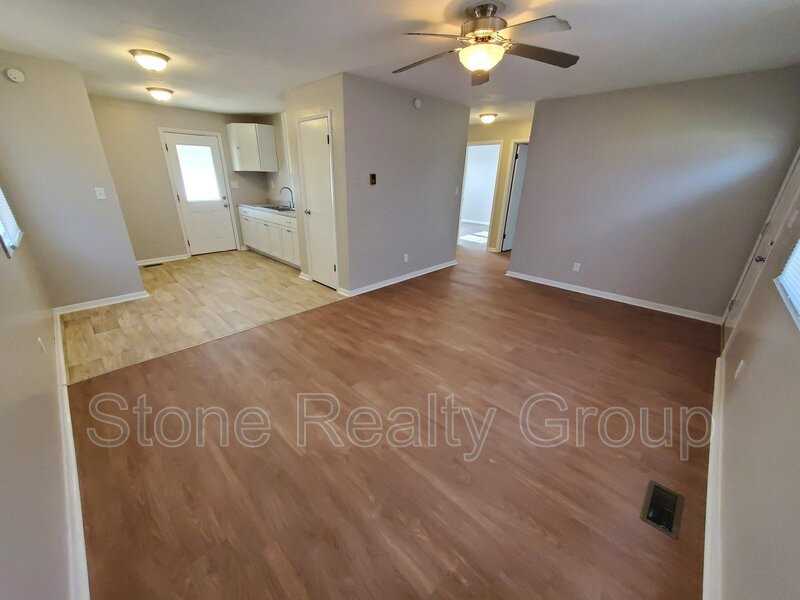 7927 E Lambert Ave - Photo 2 of 9
