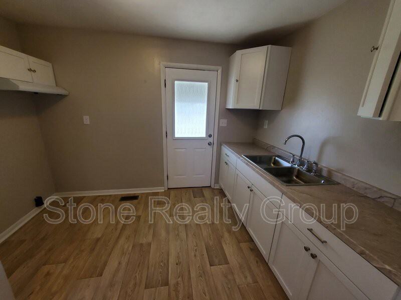 7927 E Lambert Ave - Photo 3 of 9