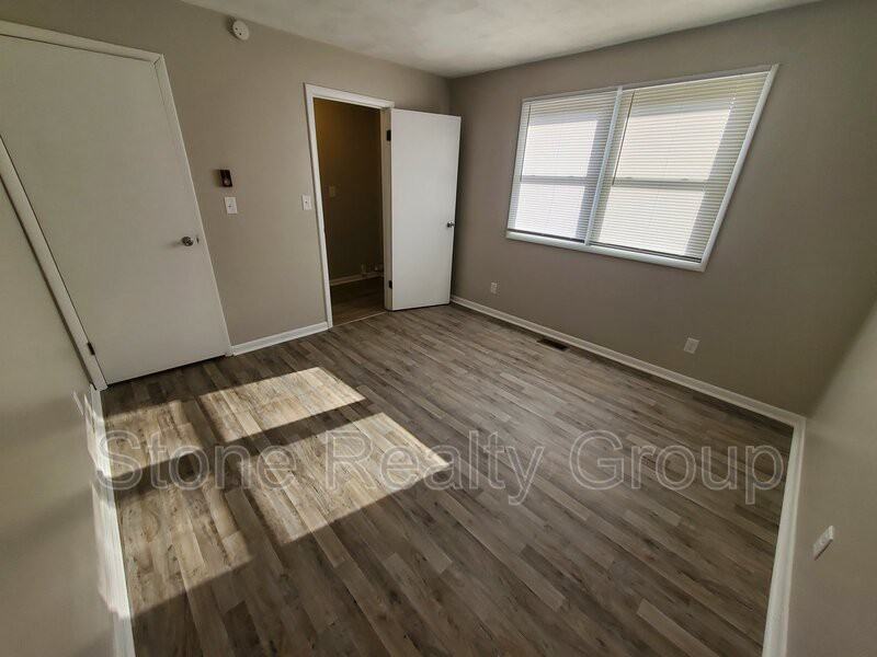 7927 E Lambert Ave - Photo 4 of 9
