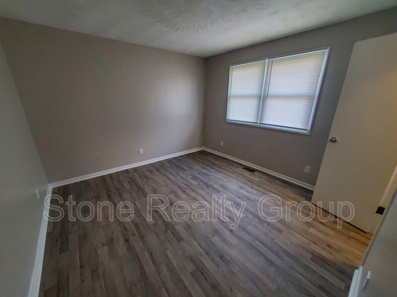 7927 E Lambert Ave - Photo 5 of 9