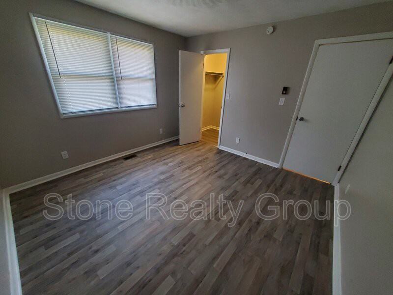 7927 E Lambert Ave - Photo 6 of 9