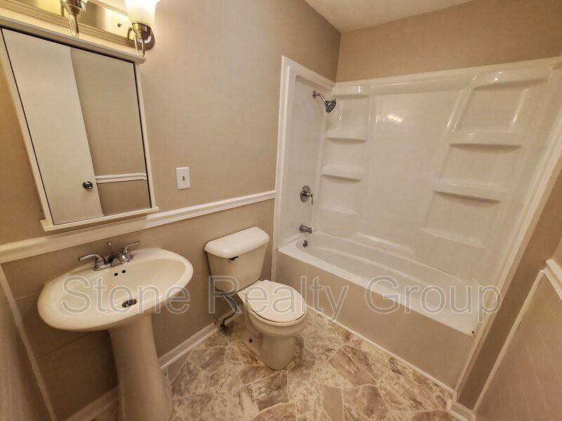 7927 E Lambert Ave - Photo 7 of 9
