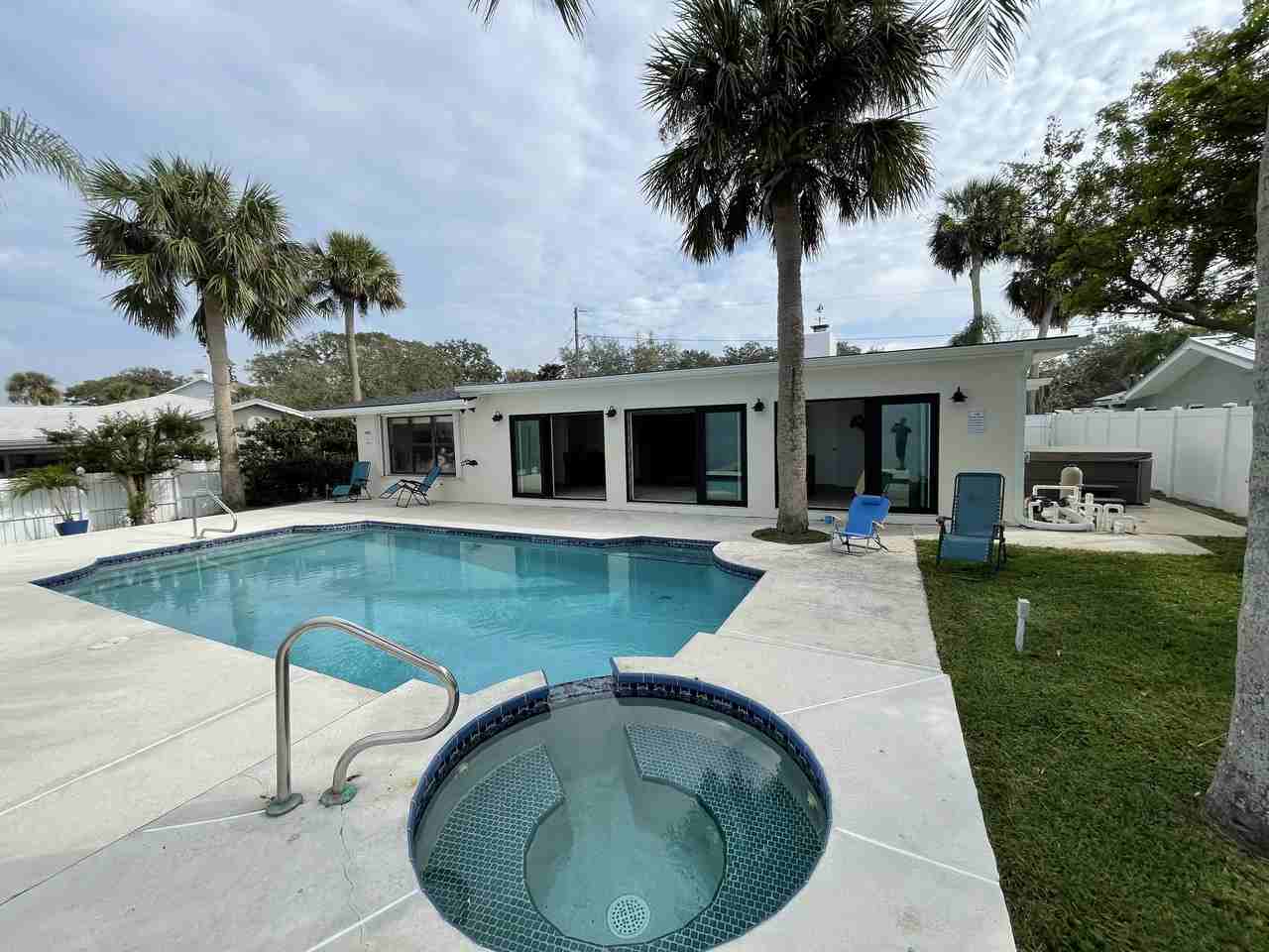 1913 Gulfview Drive - Photo 2 of 31