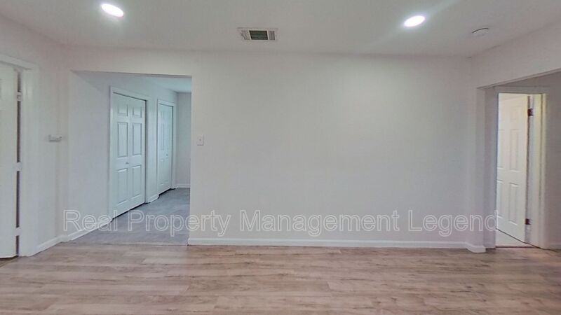 2320 Brockbank Dr - Photo 4 of 27
