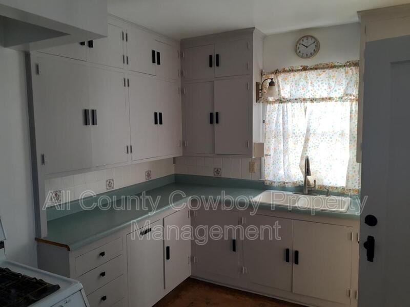 819 E Lewis St - Photo 2 of 8