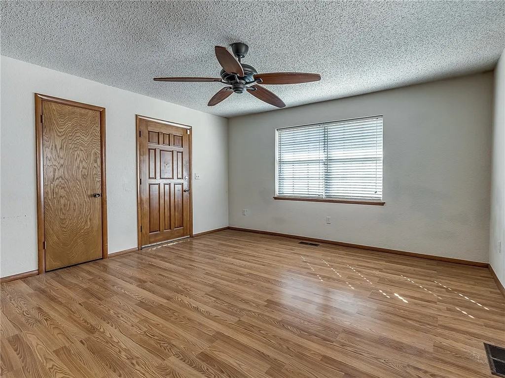 3329 Nw 27th St - Photo 3 of 18