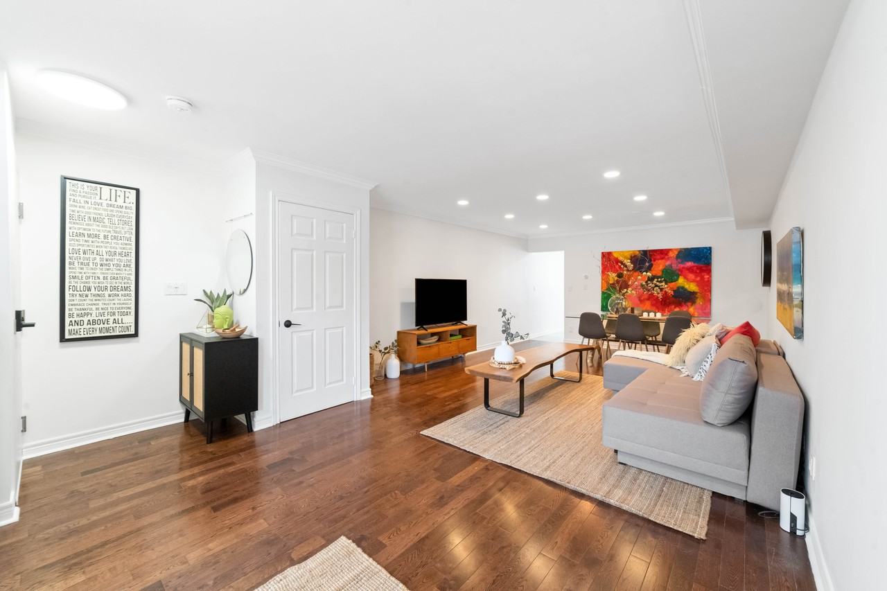 910 Saint Clarens Avenue - Photo 5 of 42